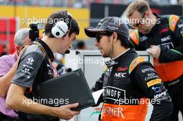 Sergio Perez (MEX) Sahara Force India F1 with Tim Wright (GBR) Sahara Force India F1 Team Race Engineer on the grid. 27.09.2015. Formula 1 World Championship, Rd 14, Japanese Grand Prix, Suzuka, Japan, Race Day.