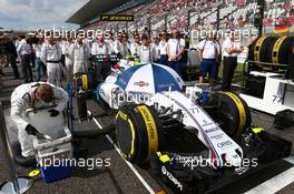 The crew of Valtteri Bottas (FIN) Williams FW37 as the grid observes the national anthem. 27.09.2015. Formula 1 World Championship, Rd 14, Japanese Grand Prix, Suzuka, Japan, Race Day.