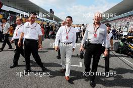 (L to R): Yasuhisa Arai (JPN) Honda Motorsport Chief Officer with Takahiro Hachigo (JPN) Honda CEO and Ron Dennis (GBR) McLaren Executive Chairman on the grid. 27.09.2015. Formula 1 World Championship, Rd 14, Japanese Grand Prix, Suzuka, Japan, Race Day.