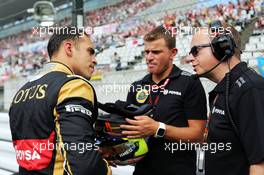 (L to R): Pastor Maldonado (VEN) Lotus F1 Team with Mark Slade (GBR) Lotus F1 Team Race Engineer on the grid. 27.09.2015. Formula 1 World Championship, Rd 14, Japanese Grand Prix, Suzuka, Japan, Race Day.