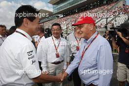 (L to R): Yasuhisa Arai (JPN) Honda Motorsport Chief Officer with Takahiro Hachigo (JPN) Honda CEO; Ron Dennis (GBR) McLaren Executive Chairman and Niki Lauda (AUT) Mercedes Non-Executive Chairman. 27.09.2015. Formula 1 World Championship, Rd 14, Japanese Grand Prix, Suzuka, Japan, Race Day.