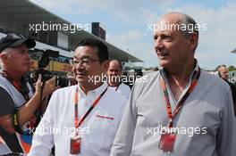 (L to R): Takahiro Hachigo (JPN) Honda CEO and Ron Dennis (GBR) McLaren Executive Chairman on the grid. 27.09.2015. Formula 1 World Championship, Rd 14, Japanese Grand Prix, Suzuka, Japan, Race Day.