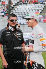 Nico Hulkenberg (GER) Sahara Force India F1 with Bradley Joyce (GBR) Sahara Force India F1 Race Engineer on the grid. 27.09.2015. Formula 1 World Championship, Rd 14, Japanese Grand Prix, Suzuka, Japan, Race Day.