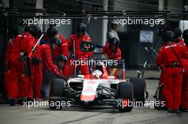 Will Stevens (GBR) Manor Marussia F1 Team makes a pit stop. 27.09.2015. Formula 1 World Championship, Rd 14, Japanese Grand Prix, Suzuka, Japan, Race Day.