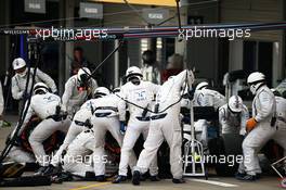 Valtteri Bottas (FIN) Williams FW37 makes a pit stop. 27.09.2015. Formula 1 World Championship, Rd 14, Japanese Grand Prix, Suzuka, Japan, Race Day.