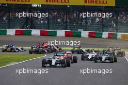 Lewis Hamilton (GBR) Mercedes AMG F1 W06 leads at the start of the race. 27.09.2015. Formula 1 World Championship, Rd 14, Japanese Grand Prix, Suzuka, Japan, Race Day.