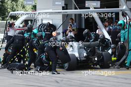 Lewis Hamilton (GBR) Mercedes AMG F1 W06 makes a pit stop. 27.09.2015. Formula 1 World Championship, Rd 14, Japanese Grand Prix, Suzuka, Japan, Race Day.