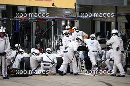 Valtteri Bottas (FIN) Williams FW37 makes a pit stop. 27.09.2015. Formula 1 World Championship, Rd 14, Japanese Grand Prix, Suzuka, Japan, Race Day.