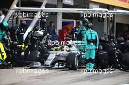 Lewis Hamilton (GBR) Mercedes AMG F1 W06 makes a pit stop. 27.09.2015. Formula 1 World Championship, Rd 14, Japanese Grand Prix, Suzuka, Japan, Race Day.