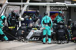 Nico Rosberg (GER) Mercedes AMG F1 W06 makes a pit stop. 27.09.2015. Formula 1 World Championship, Rd 14, Japanese Grand Prix, Suzuka, Japan, Race Day.