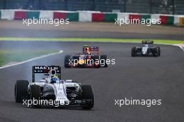 Felipe Massa (BRA) Williams FW37 with a puncture at the start of the race. 27.09.2015. Formula 1 World Championship, Rd 14, Japanese Grand Prix, Suzuka, Japan, Race Day.
