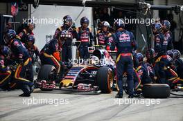 Carlos Sainz Jr (ESP) Scuderia Toro Rosso STR10 makes a pit stop and has a front wing change. 27.09.2015. Formula 1 World Championship, Rd 14, Japanese Grand Prix, Suzuka, Japan, Race Day.