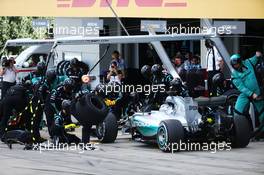 Lewis Hamilton (GBR) Mercedes AMG F1 W06 makes a pit stop. 27.09.2015. Formula 1 World Championship, Rd 14, Japanese Grand Prix, Suzuka, Japan, Race Day.