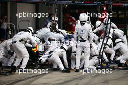 Valtteri Bottas (FIN) Williams FW37 makes a pit stop. 27.09.2015. Formula 1 World Championship, Rd 14, Japanese Grand Prix, Suzuka, Japan, Race Day.