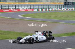 Valtteri Bottas (FIN) Williams FW37 with a puncture at the start of the race. 27.09.2015. Formula 1 World Championship, Rd 14, Japanese Grand Prix, Suzuka, Japan, Race Day.