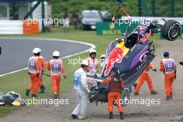 The Red Bull Racing RB11 of Daniil Kvyat (RUS) is removed by marshalls after he crashed in qualifying. 26.09.2015. Formula 1 World Championship, Rd 14, Japanese Grand Prix, Suzuka, Japan, Qualifying Day.