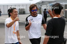 Fernando Alonso (ESP) McLaren with fans. 26.09.2015. Formula 1 World Championship, Rd 14, Japanese Grand Prix, Suzuka, Japan, Qualifying Day.
