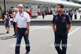 (L to R): Dr Helmut Marko (AUT) Red Bull Motorsport Consultant with Christian Horner (GBR) Red Bull Racing Team Principal. 26.09.2015. Formula 1 World Championship, Rd 14, Japanese Grand Prix, Suzuka, Japan, Qualifying Day.