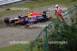 The Red Bull Racing RB11 of Daniil Kvyat (RUS) is removed by marshalls after he crashed in qualifying. 26.09.2015. Formula 1 World Championship, Rd 14, Japanese Grand Prix, Suzuka, Japan, Qualifying Day.