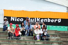 Fans in the grandstand and a banner for Nico Hulkenberg (GER) Sahara Force India F1. 26.09.2015. Formula 1 World Championship, Rd 14, Japanese Grand Prix, Suzuka, Japan, Qualifying Day.