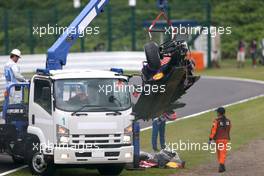 The Red Bull Racing RB11 of Daniil Kvyat (RUS) is removed by marshalls after he crashed in qualifying. 26.09.2015. Formula 1 World Championship, Rd 14, Japanese Grand Prix, Suzuka, Japan, Qualifying Day.