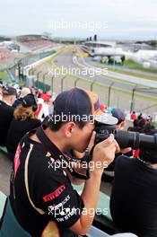 An amateur photographer in the grandstand. 26.09.2015. Formula 1 World Championship, Rd 14, Japanese Grand Prix, Suzuka, Japan, Qualifying Day.