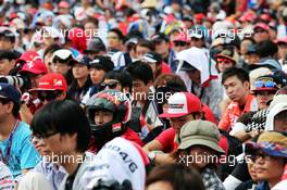 Fans at the stage. 26.09.2015. Formula 1 World Championship, Rd 14, Japanese Grand Prix, Suzuka, Japan, Qualifying Day.