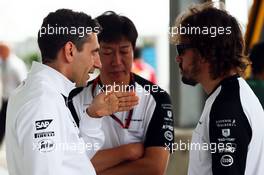 (L to R): Andrea Stella (ITA) McLaren Race Engineer with Fernando Alonso (ESP) McLaren. 26.09.2015. Formula 1 World Championship, Rd 14, Japanese Grand Prix, Suzuka, Japan, Qualifying Day.