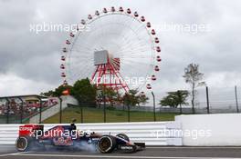 Carlos Sainz Jr (ESP) Scuderia Toro Rosso STR10 locks up under braking. 26.09.2015. Formula 1 World Championship, Rd 14, Japanese Grand Prix, Suzuka, Japan, Qualifying Day.