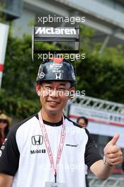 A McLaren fan. 26.09.2015. Formula 1 World Championship, Rd 14, Japanese Grand Prix, Suzuka, Japan, Qualifying Day.