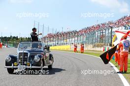 Lewis Hamilton (GBR) Mercedes AMG F1 on the drivers parade. 27.09.2015. Formula 1 World Championship, Rd 14, Japanese Grand Prix, Suzuka, Japan, Race Day.