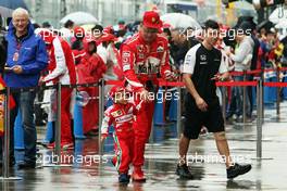 A young Ferrari fan and his father welcomed into the McLaren pit garage. 24.09.2015. Formula 1 World Championship, Rd 14, Japanese Grand Prix, Suzuka, Japan, Preparation Day.