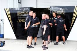 Lotus F1 Team mechanics. 24.09.2015. Formula 1 World Championship, Rd 14, Japanese Grand Prix, Suzuka, Japan, Preparation Day.