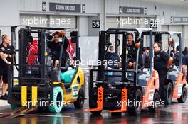 Lotus F1 Team mechanics with forklift trucks. 24.09.2015. Formula 1 World Championship, Rd 14, Japanese Grand Prix, Suzuka, Japan, Preparation Day.