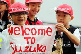 Young fans. 24.09.2015. Formula 1 World Championship, Rd 14, Japanese Grand Prix, Suzuka, Japan, Preparation Day.