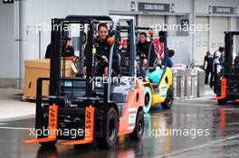 Lotus F1 Team mechanics with forklift trucks. 24.09.2015. Formula 1 World Championship, Rd 14, Japanese Grand Prix, Suzuka, Japan, Preparation Day.