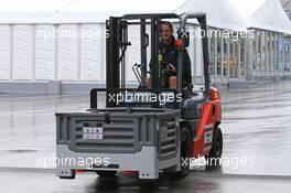 Lotus F1 Team mechanic with a forklift truck. 24.09.2015. Formula 1 World Championship, Rd 14, Japanese Grand Prix, Suzuka, Japan, Preparation Day.