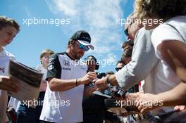 Fernando Alonso (ESP) McLaren signs autographs for the fans. 22.05.2015. Formula 1 World Championship, Rd 6, Monaco Grand Prix, Monte Carlo, Monaco, Friday.