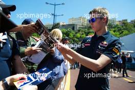 Daniil Kvyat (RUS) Red Bull Racing signs autographs for the fans. 22.05.2015. Formula 1 World Championship, Rd 6, Monaco Grand Prix, Monte Carlo, Monaco, Friday.