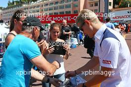 Marcus Ericsson (SWE) Sauber F1 Team signs autographs for the fans. 22.05.2015. Formula 1 World Championship, Rd 6, Monaco Grand Prix, Monte Carlo, Monaco, Friday.