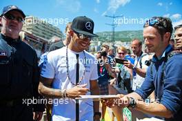 Lewis Hamilton (GBR) Mercedes AMG F1 signs autographs for the fans. 22.05.2015. Formula 1 World Championship, Rd 6, Monaco Grand Prix, Monte Carlo, Monaco, Friday.