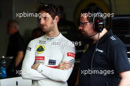 Romain Grosjean (FRA) Lotus F1 Team with Julien Simon-Chautemps (FRA) Lotus F1 Team Race Engineer. 23.05.2015. Formula 1 World Championship, Rd 6, Monaco Grand Prix, Monte Carlo, Monaco, Qualifying Day