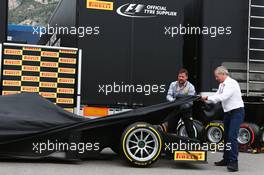 (L to R): Paul Hembery (GBR) Pirelli Motorsport Director and Martin Brundle (GBR) Sky Sports Commentator with the Pirelli 18" (Inch) tyre. 23.05.2015. Formula 1 World Championship, Rd 6, Monaco Grand Prix, Monte Carlo, Monaco, Qualifying Day