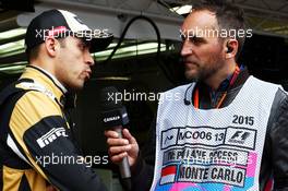 Pastor Maldonado (VEN) Lotus F1 Team with Frank Montangy (FRA) Canal+ TV Presenter. 21.05.2015. Formula 1 World Championship, Rd 6, Monaco Grand Prix, Monte Carlo, Monaco, Practice Day.