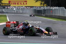 Carlos Sainz (ESP), Scuderia Toro Rosso  30.10.2015. Formula 1 World Championship, Rd 17, Mexican Grand Prix, Mexixo City, Mexico, Practice Day.