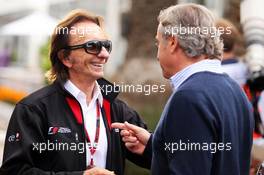 (L to R): Emerson Fittipaldi (BRA) with Carlos Sainz (ESP). 30.10.2015. Formula 1 World Championship, Rd 17, Mexican Grand Prix, Mexixo City, Mexico, Practice Day.