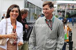 (L to R): Fabiana Flosi (BRA), wife of Bernie Ecclestone (GBR), with Tavo Hellmund (USA) Former COTA Promotor. 30.10.2015. Formula 1 World Championship, Rd 17, Mexican Grand Prix, Mexixo City, Mexico, Practice Day.