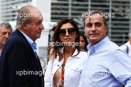 (L to R): Former Spanish King Juan Carlos with Fabiana Flosi (BRA) and Carlos Sainz (ESP). 30.10.2015. Formula 1 World Championship, Rd 17, Mexican Grand Prix, Mexixo City, Mexico, Practice Day.