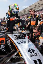 Sergio Perez (MEX) Sahara Force India F1 VJM08 on the grid. 01.11.2015. Formula 1 World Championship, Rd 17, Mexican Grand Prix, Mexixo City, Mexico, Race Day.