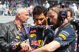 Daniel Ricciardo (AUS) Red Bull Racing with Simon Rennie (GBR) Red Bull Racing Race Engineer on the grid. 01.11.2015. Formula 1 World Championship, Rd 17, Mexican Grand Prix, Mexixo City, Mexico, Race Day.